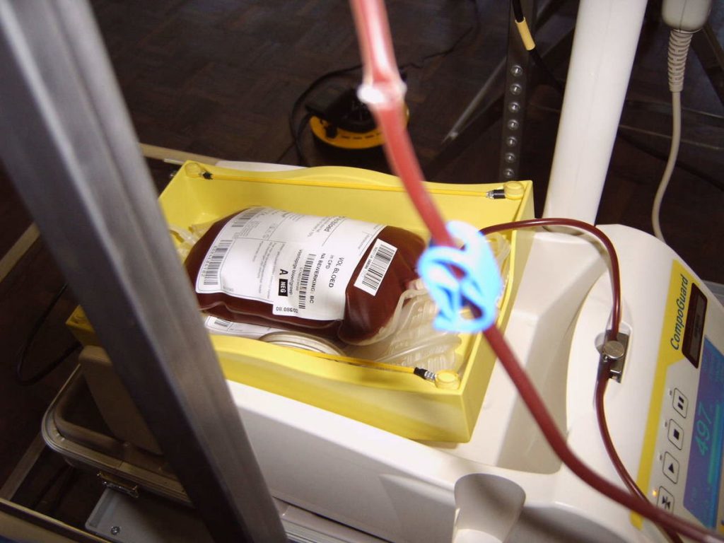 Testimone di Geova riceve trasfusione di sangue e diventa allergico ai citofoni - Lercio