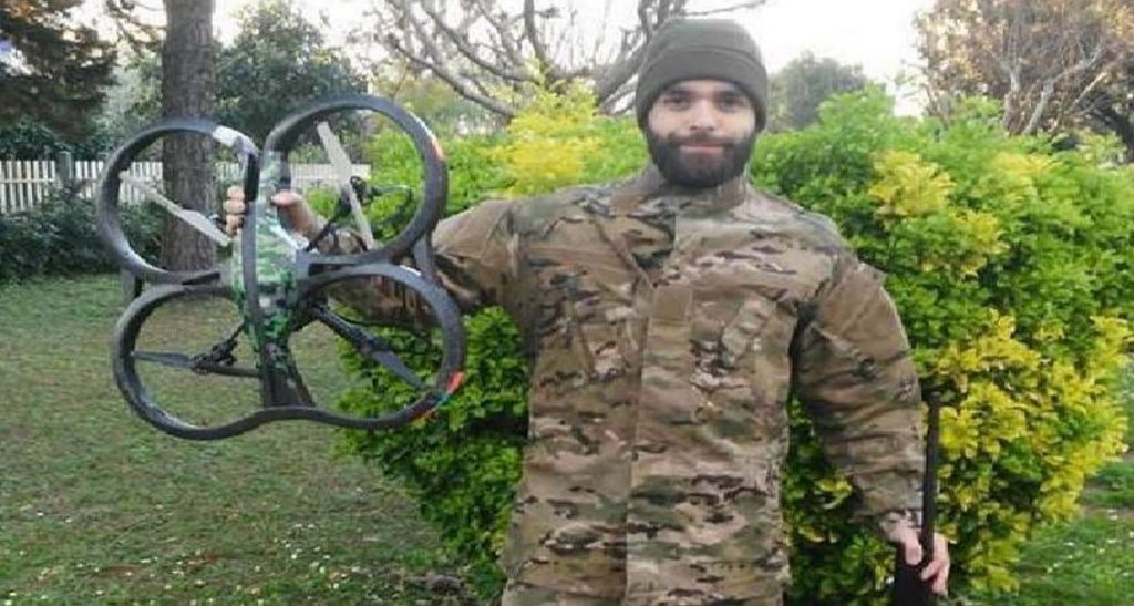 Animalisti furiosi per la foto del cacciatore siriano con il drone appena abbattuto - Lercio