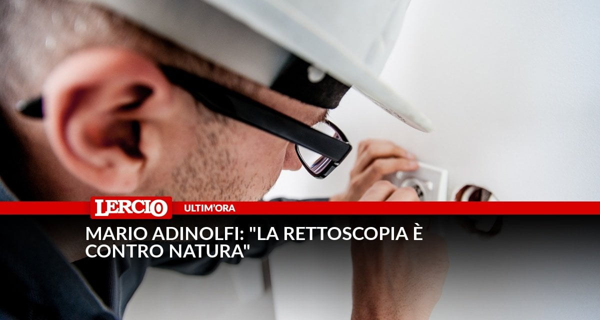 Mario Adinolfi: "La rettoscopia è contro natura" - Lercio