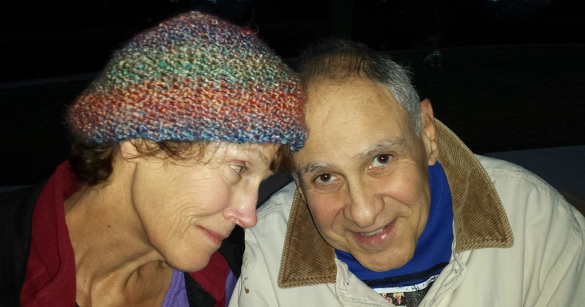 Marito 80enne sorprende la moglie a fare sesso con lui - Lercio