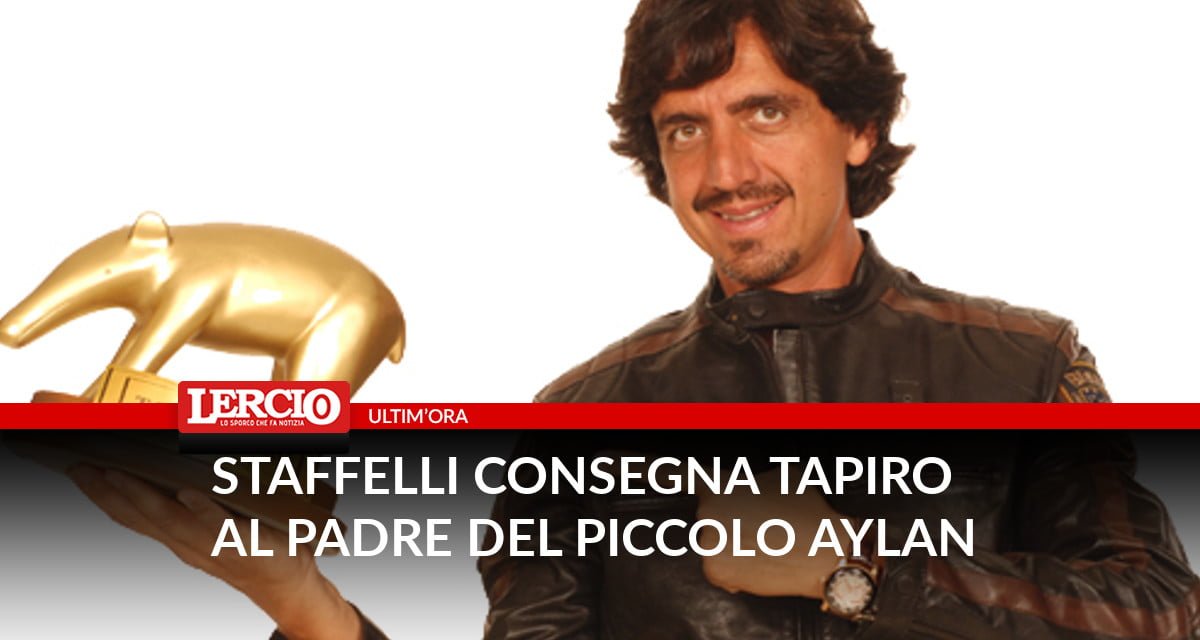 Staffelli consegna tapiro al padre del piccolo Aylan - Lercio