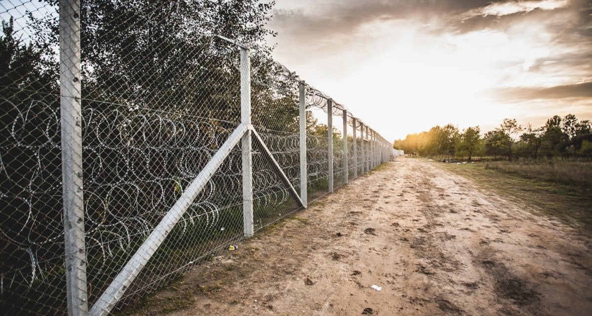 L’Austria ha deciso: "Non faremo il muro per gli immigrati, lo faremo per gli italiani" - Lercio