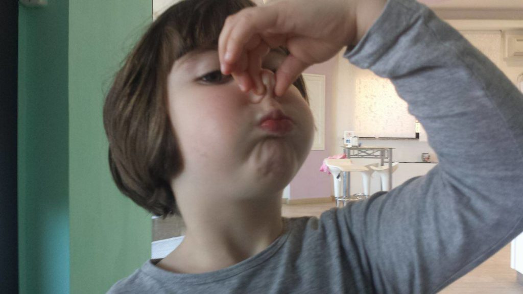 "Stasera a letto senza respirare". Vivo per miracolo il bimbo punito da genitori respiriani - Lercio