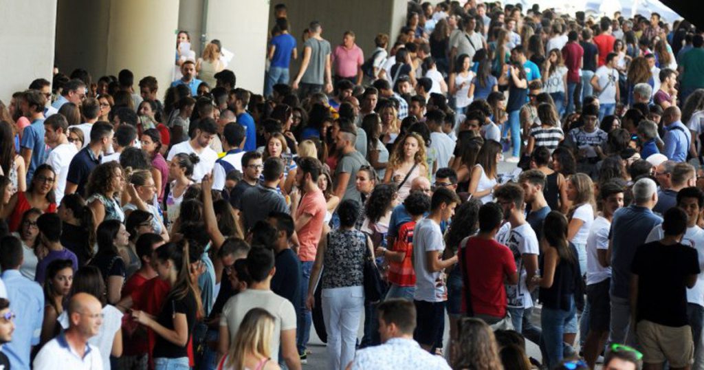 Studente universitario calcola tutto il tempo perso in coda in segreteria e ottiene la pensione - Lercio