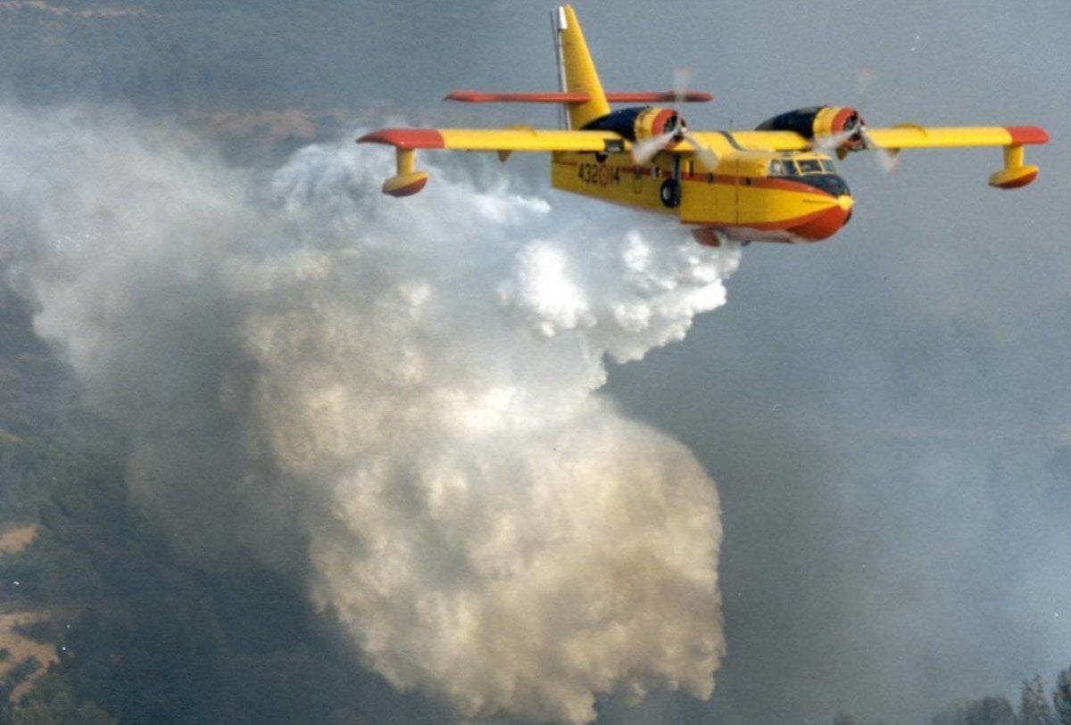 Eroico pilota spegne un incendio scaricando il serbatoio delle scie chimiche - Lercio