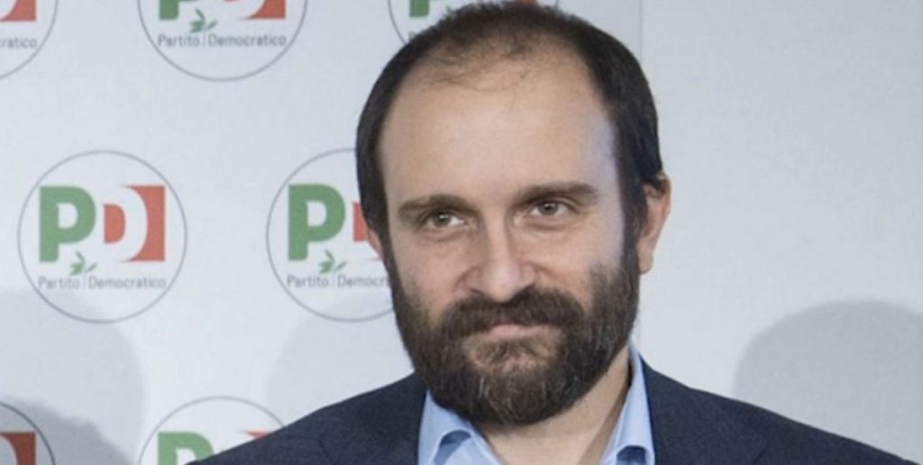 Orfini cerca di entrare in un centro commerciale ma le porte scorrevoli non rilevano la sua presenza - Lercio