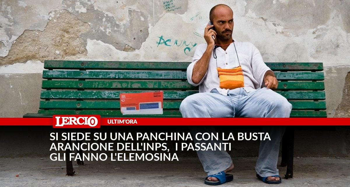 Si siede su una panchina con la busta arancione dell'INPS, i passanti gli fanno l'elemosina - Lercio
