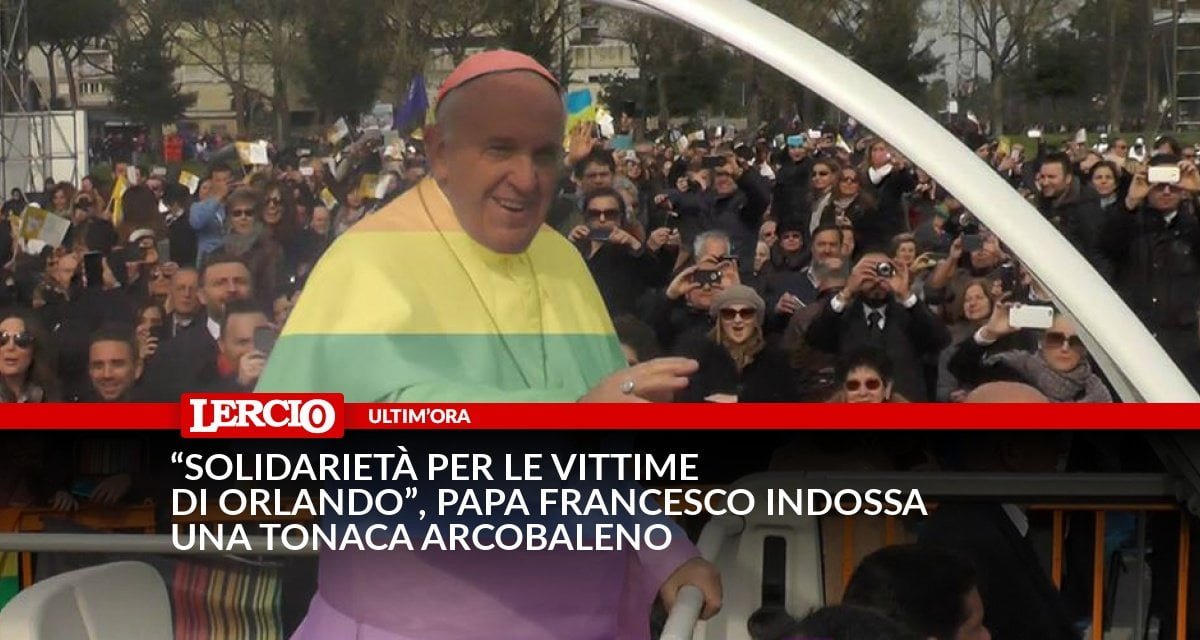 "Solidarietà per la strage gay a Orlando", Papa Francesco indossa una tonaca arcobaleno - Lercio