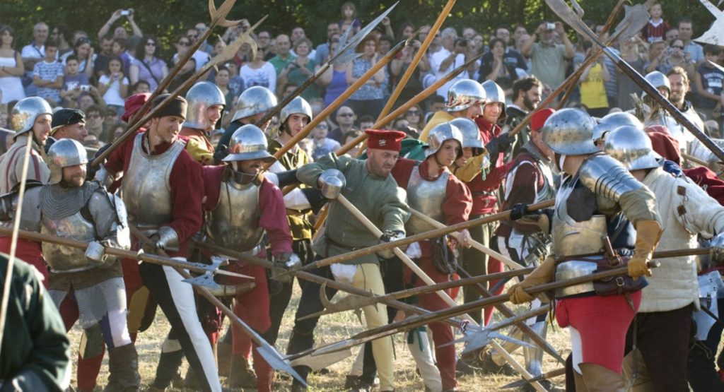 Figuranti si fanno prendere la mano: rievocazione medievale finisce a secchiate di olio bollente - Lercio