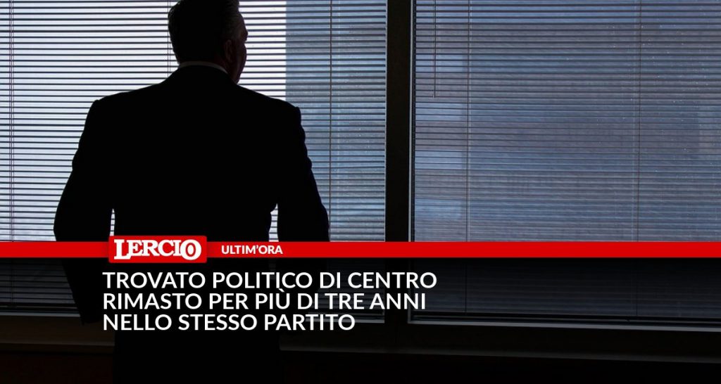 Trovato politico di centro rimasto per più di tre anni nello stesso partito - Lercio