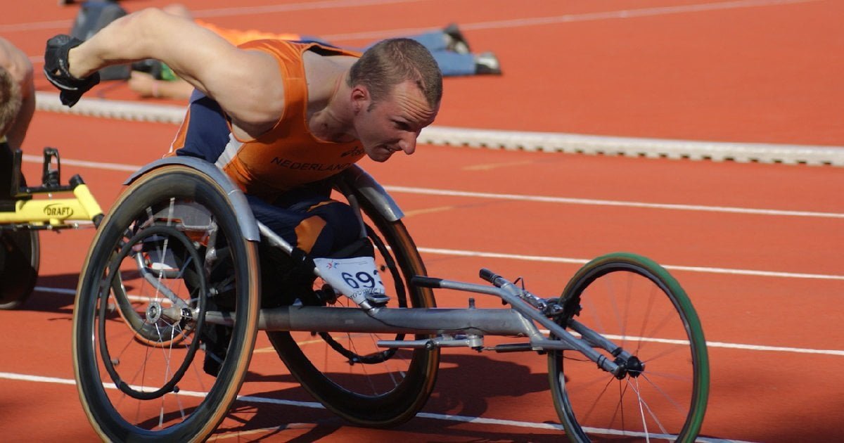 Atleta paralimpico in carrozzella squalificato per doping: "Non me ne frega niente, ora cammino" - Lercio