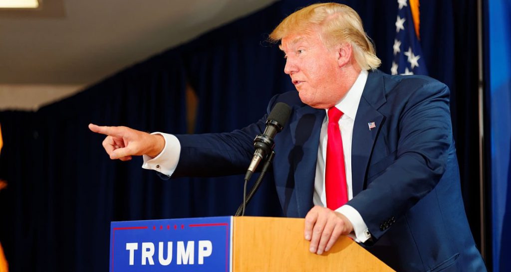 Donald Trump: "Troppe morti da arma da fuoco? Basta vendere più giubbotti antiproiettile" - Lercio