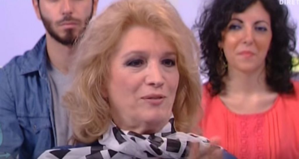 Hacker viola il telefono di Iva Zanicchi e cancella tutte le foto hot - Lercio