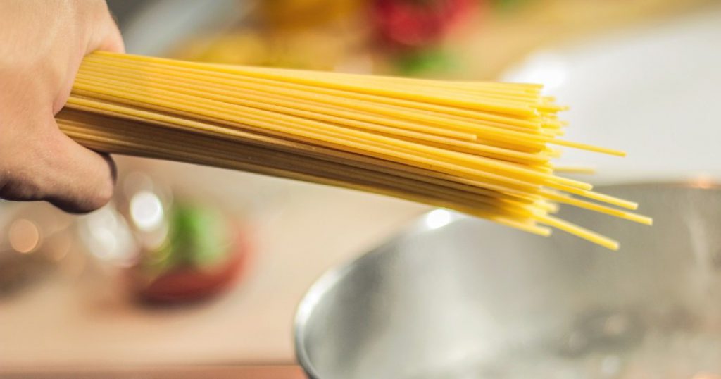 Studente fuorisede muore dopo mix letale di pasta al tonno e Simmenthal - Lercio