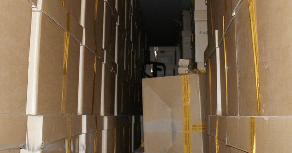 Trovato magazzino pieno di lavori rubati agli italiani dagli immigrati - Lercio