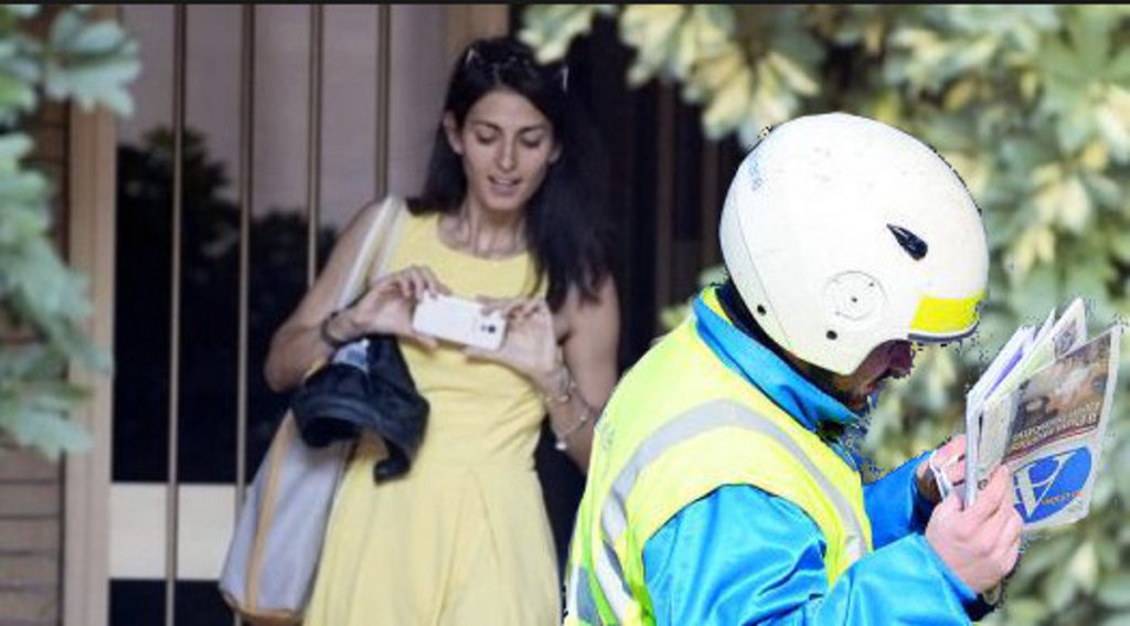 Virginia Raggi ad un uomo fermo sotto casa sua: "Mi fai pena". Ma era il postino - Lercio