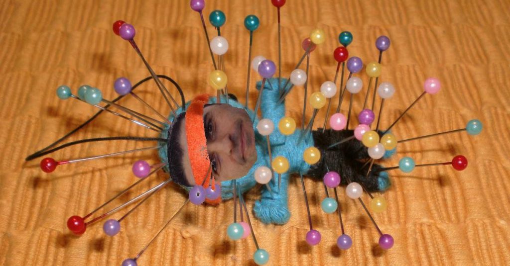 A ruba sul blog di Grillo la bambola voodoo di Pizzarotti - Lercio