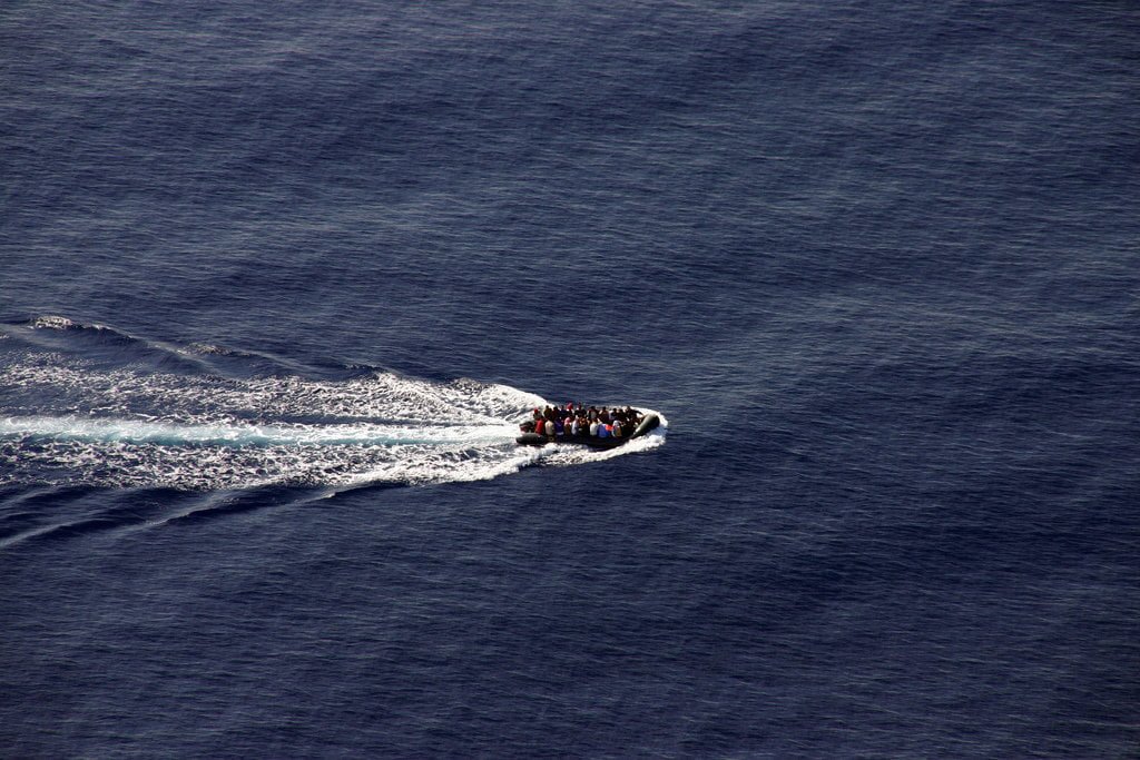 Avvistati gommoni carichi di pensionati diretti ai cantieri del Ponte sullo Stretto - Lercio