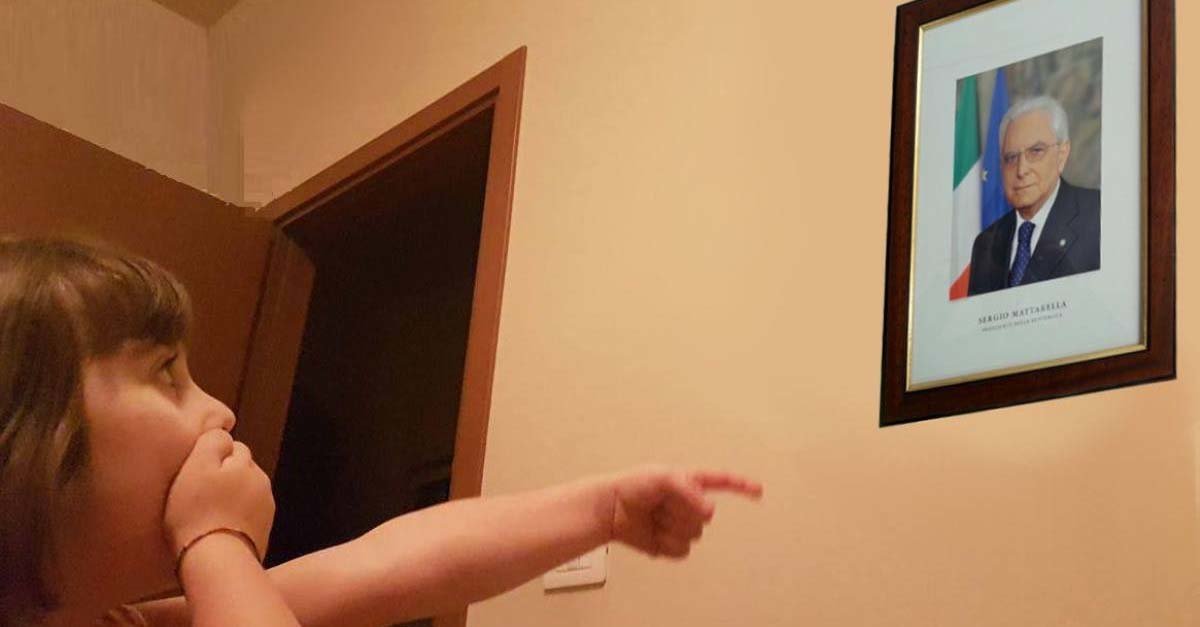 Bambina non vuole più andare a scuola: "Gli occhi di Mattarella mi seguono dappertutto!" - Lercio