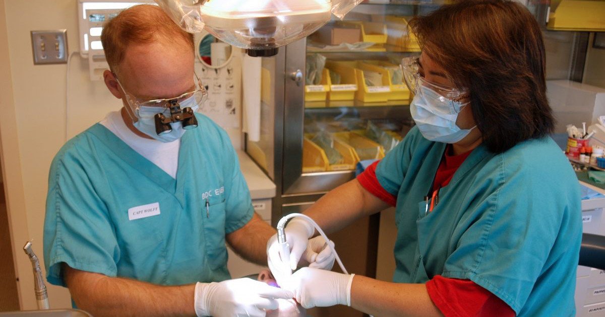 Dentista inverte per errore il comando dell’aspirasaliva: tre annegati e 12 dispersi - Lercio