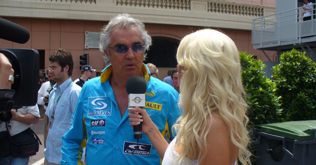 Hackerato anche Briatore. Sul web foto che lo ritraggono in visita al Museo archeologico di Taranto - Lercio