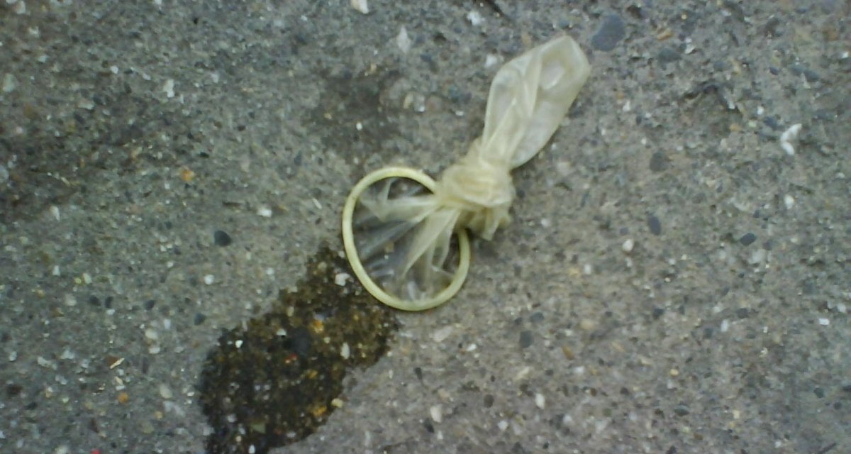 Netturbino obiettore si rifiuta di buttare un profilattico usato - Lercio