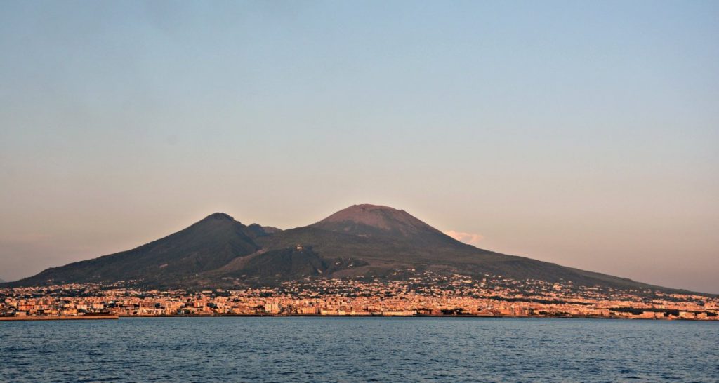 "Ora basta". Sceneggiatore di Un Posto Al Sole fa eruttare il Vesuvio e uccide tutti i personaggi - Lercio