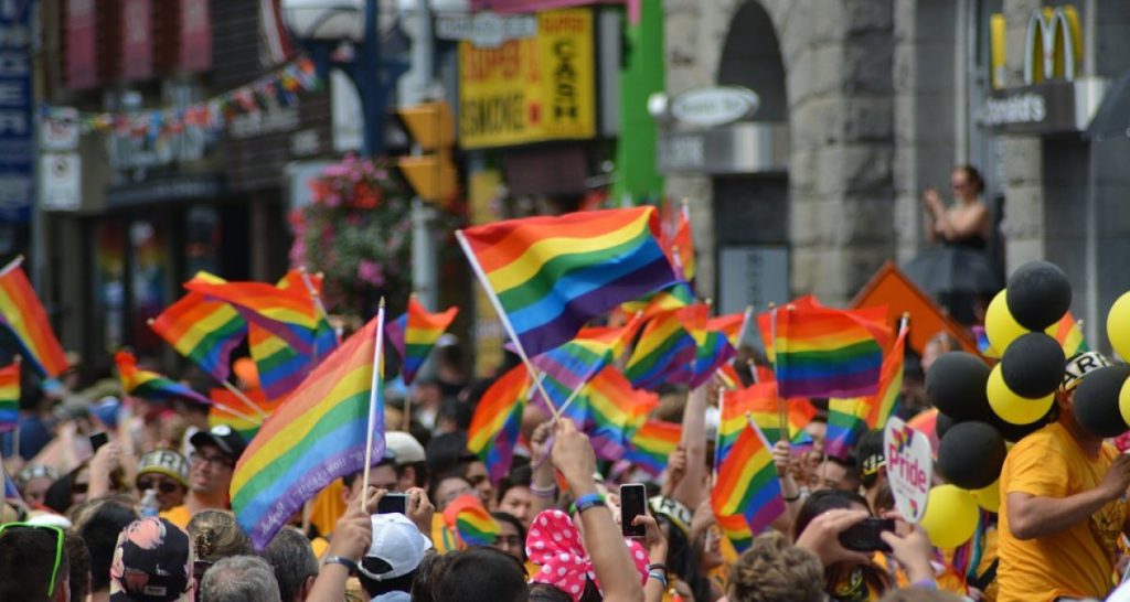 Protesta del movimento LGBTQIA: "Basta aggiungerci lettere a cazzo!" - Lercio