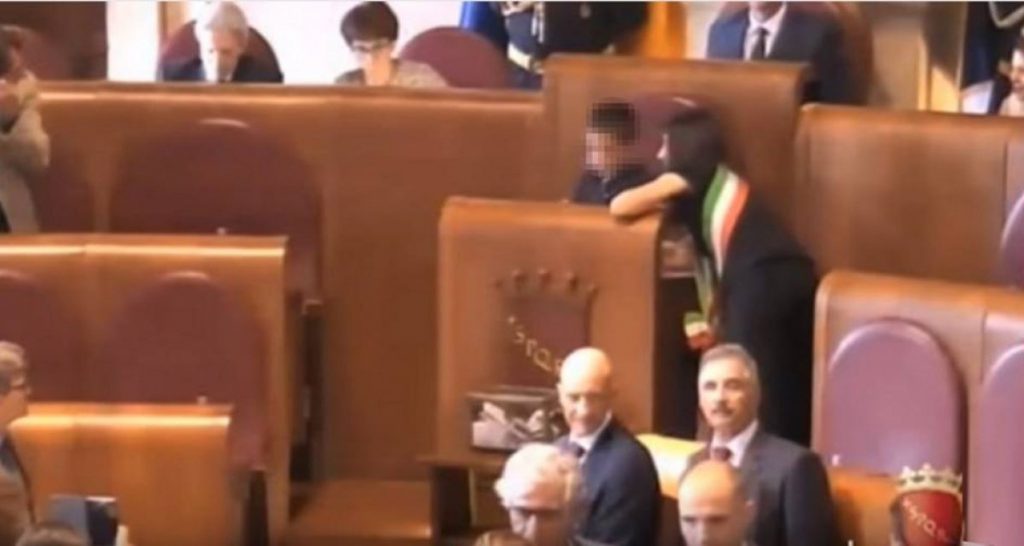 Roma. Il piccolo Matteo si dimette da figlio di Virginia Raggi - Lercio