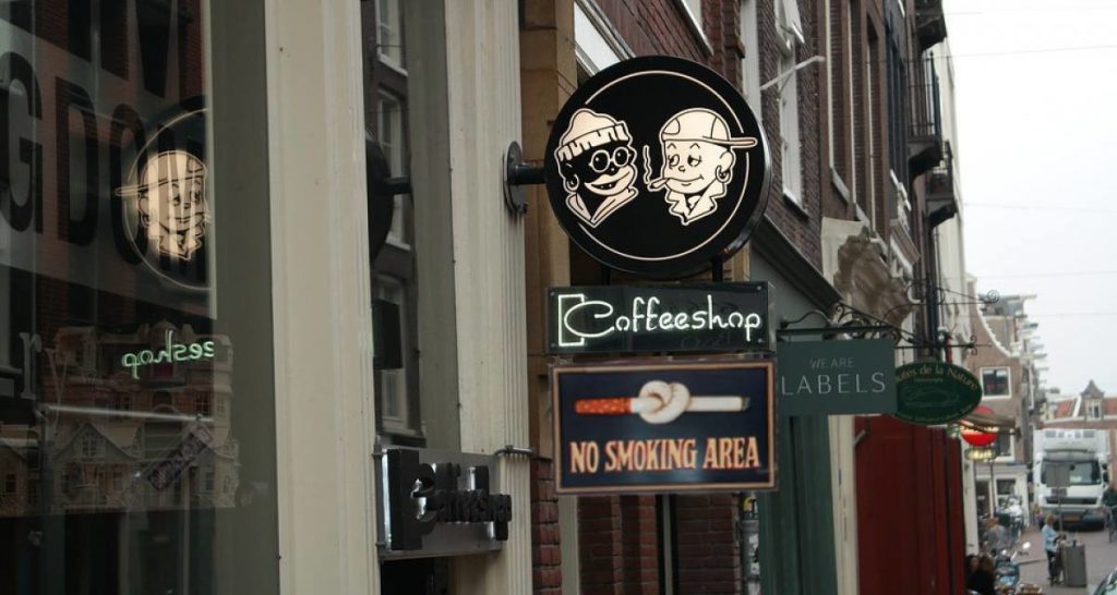 Amsterdam, aperto il primo coffee shop con la sala per non fumatori - Lercio