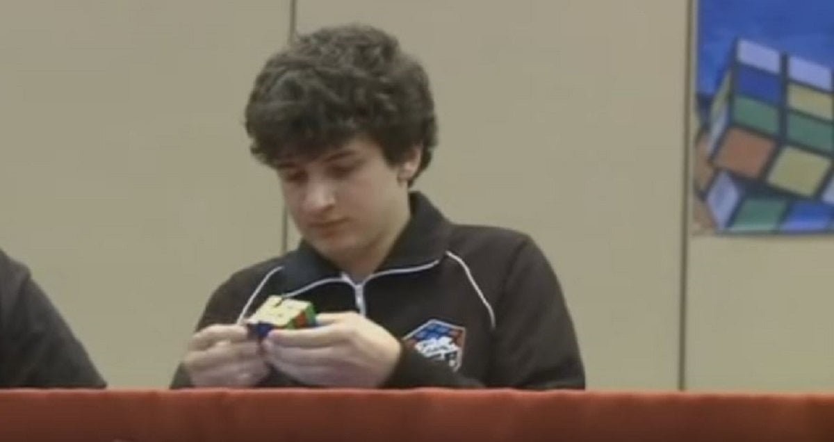 Ancora in corso il primo mondiale di cubo di Rubik per daltonici iniziato nel 1987 - Lercio