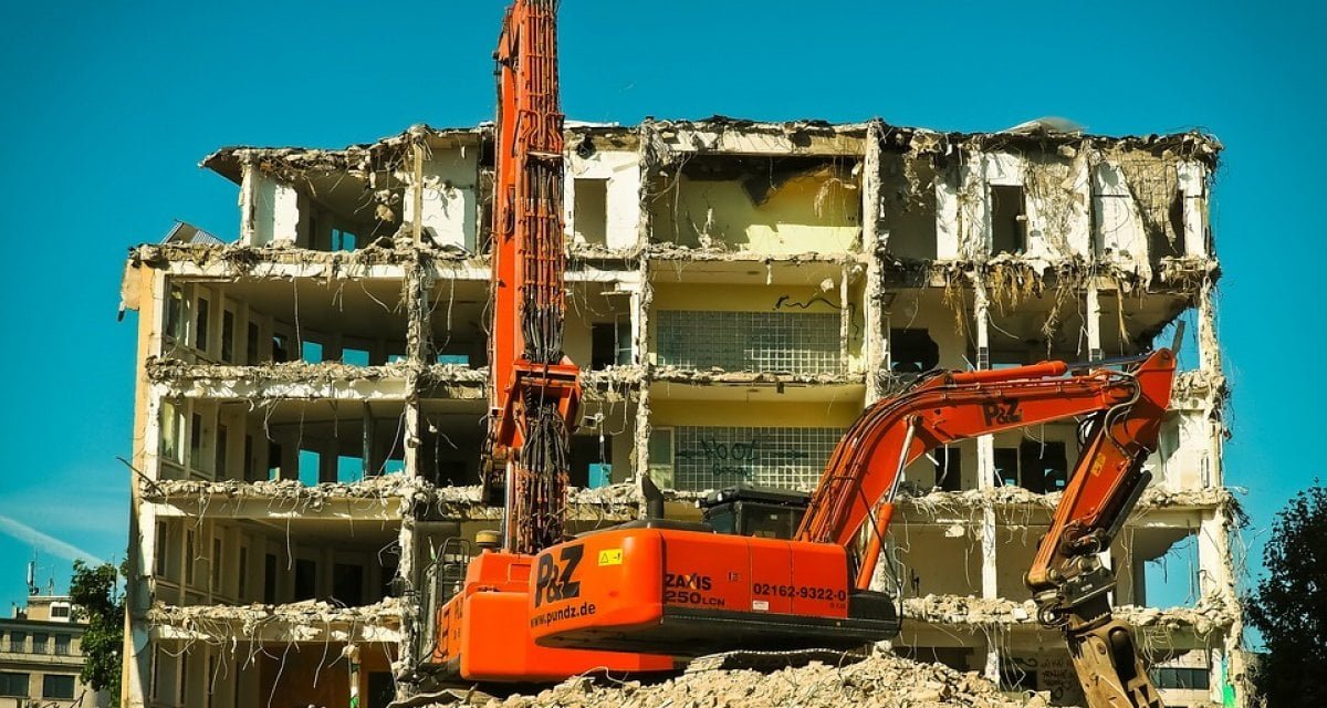 Anziano pessimista passa le giornate guardando le demolizioni degli edifici - Lercio