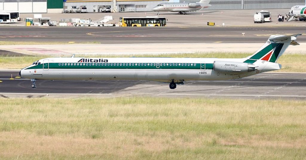 Crisi. Alitalia smonta le ali agli aerei e crea la compagnia di autobus più veloce al mondo - Lercio