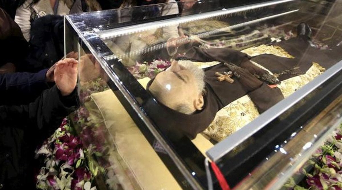 Evocato con una seduta spiritica, Padre Pio lancia un messaggio alla Chiesa: "Seppellitemi, cazzo!" - Lercio