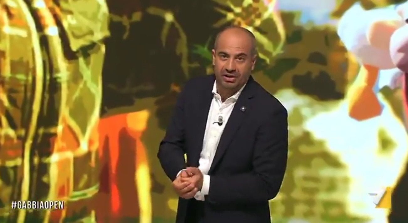 Famiglia guarda cinque minuti de "La Gabbia" su La7: epidemia di complottismo colpisce tutto il condominio - Lercio