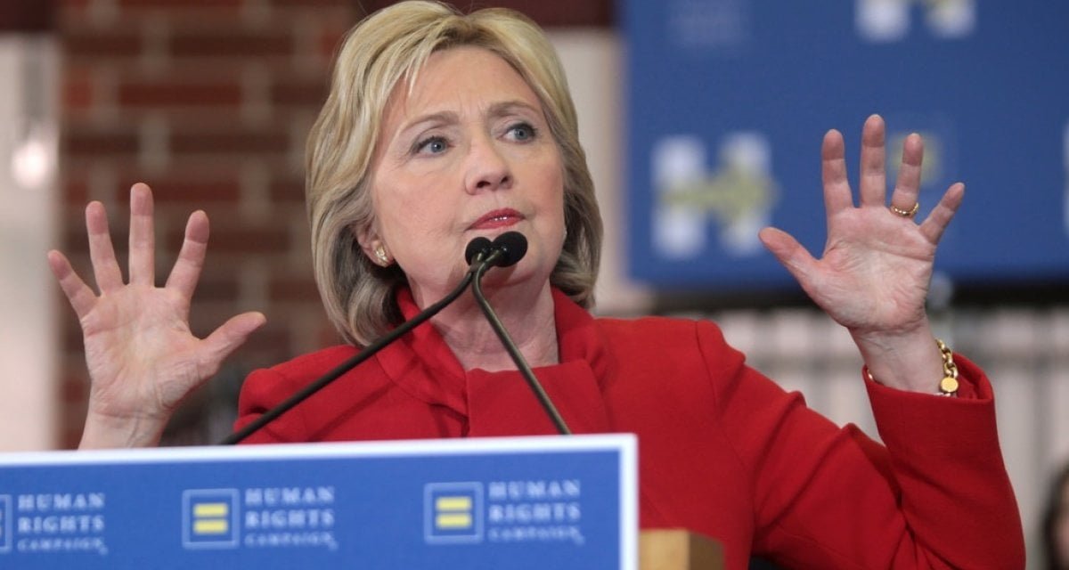 Hillary Clinton rassicura i suoi elettori: "Siamo ancora in testa nei sondaggi" - Lercio