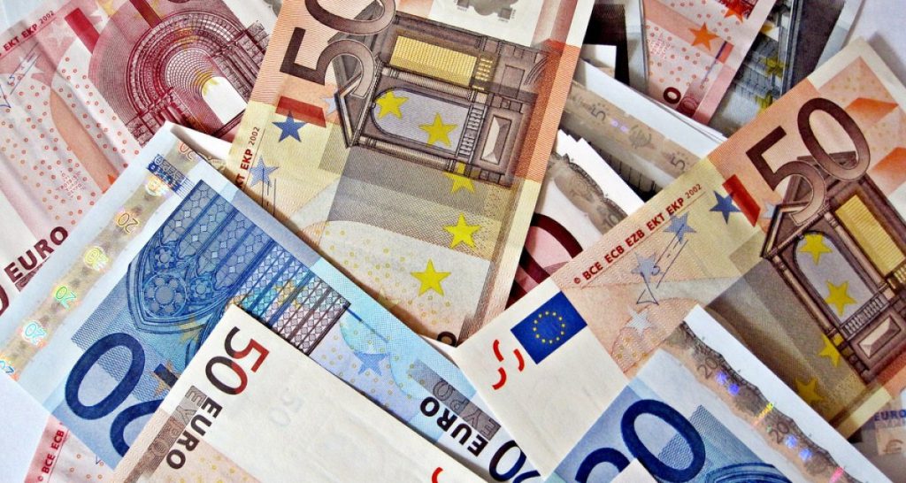 "Li corromperemo piu' facilmente". La Mafia dice sì al dimezzamento degli stipendi dei parlamentari - Lercio