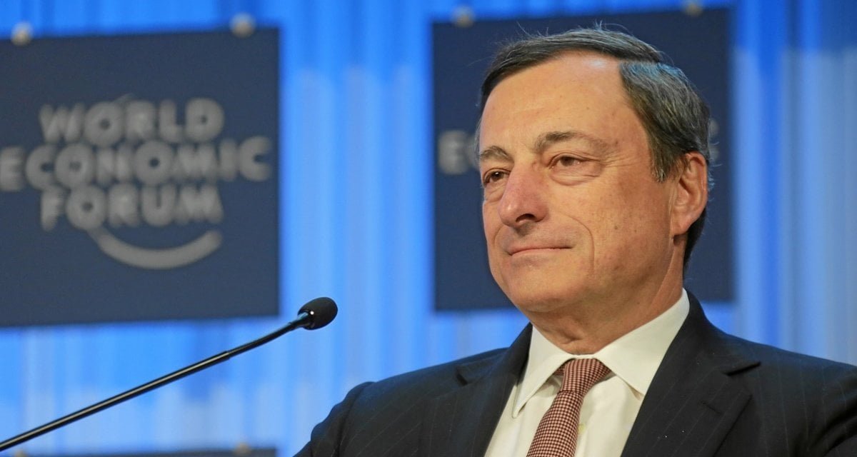 Mario Draghi sbaglia per tre volte il pin: bloccate tutte le banche d'Europa - Lercio