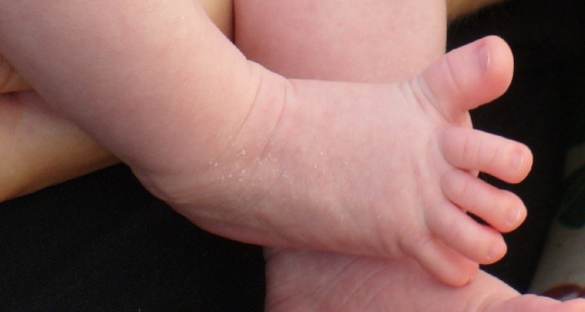 Roma, neonato abbandonato con biglietto: "È gemelli ascendente scorpione" - Lercio