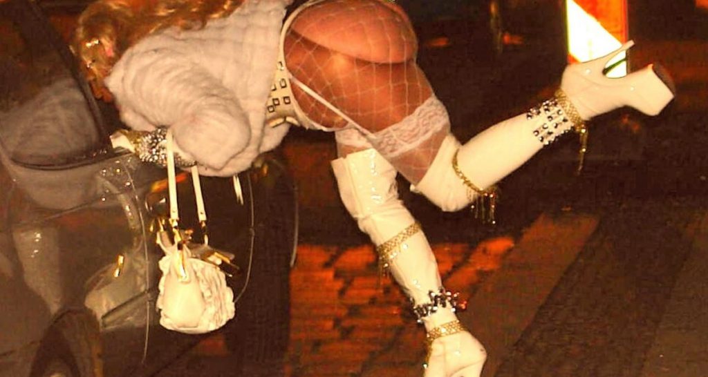 Sisma Marche. “Pericoloso farlo a casa”: Protezione Civile monta tende per le prostitute - Lercio