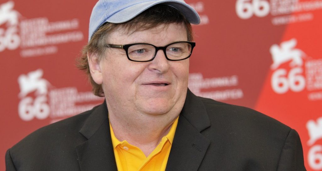 Trump, nuova previsione di Michael Moore: "Sarà Presidente al massimo per 8 anni" - Lercio