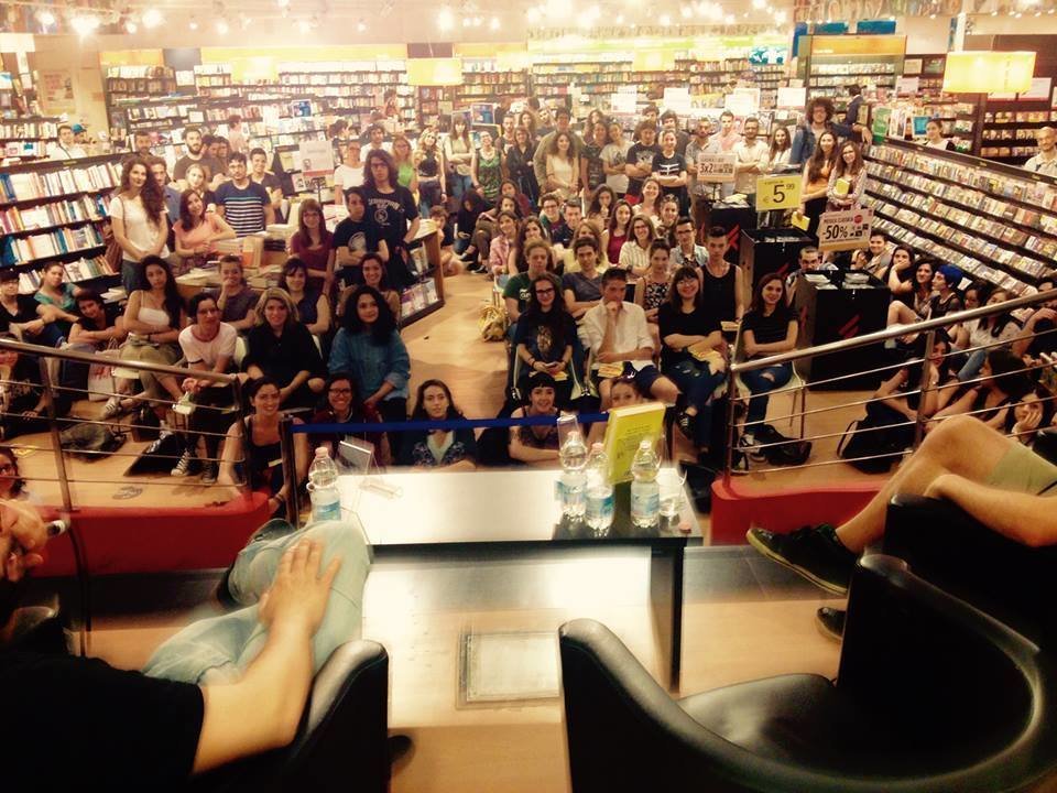 Bologna, tranquilla assemblea di classe degenera in album de Lo Stato Sociale - Lercio