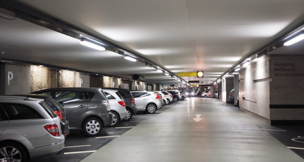 Cassazione: non è reato danneggiare Smart che ti illude ci sia un posto libero in parcheggio pieno - Lercio
