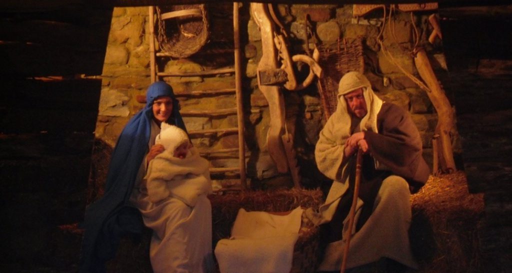“Dimmi chi è stato!”, Giuseppe picchia Maria nel presepe vivente - Lercio