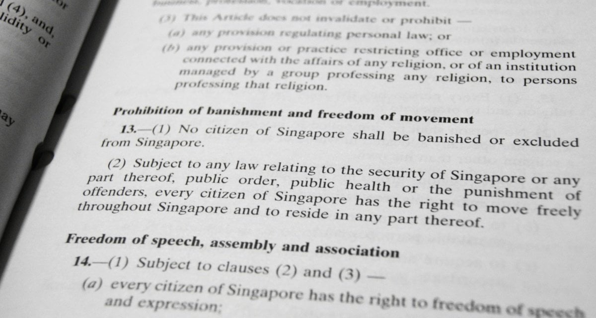 Disoccupato legge tutte le Costituzioni del mondo per capire se quella italiana è davvero la più bella - Lercio