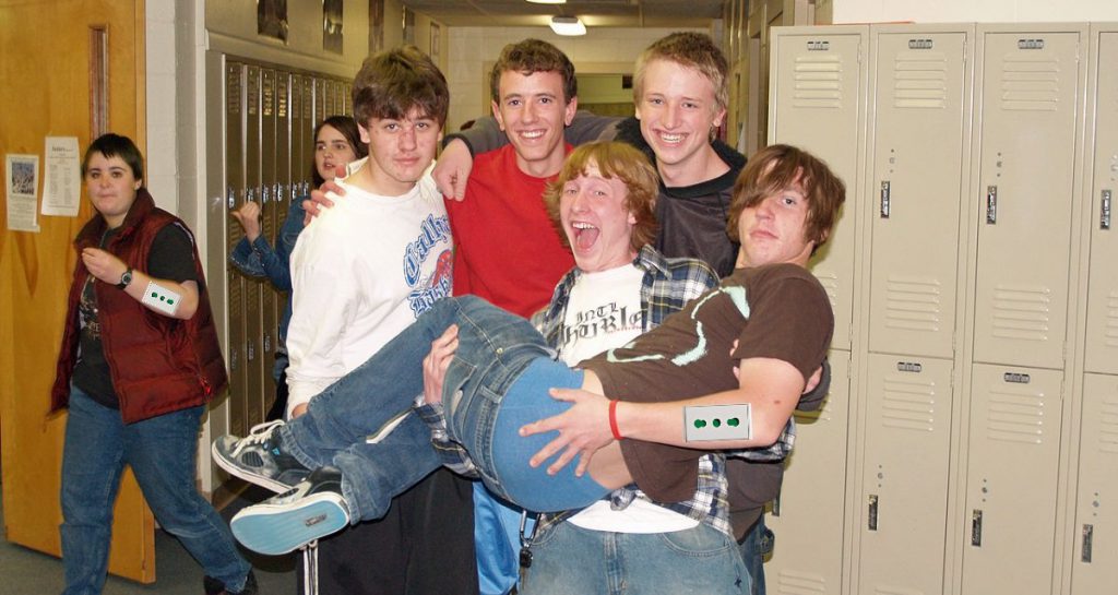 Evoluzione. Agli adolescenti spunterà presto una presa per ricaricare lo smartphone - Lercio