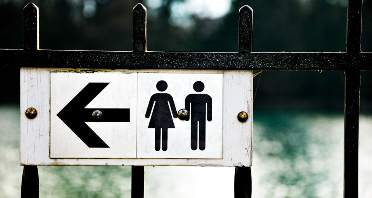 "Il bagno è in fondo a sinistra" ma lui non ci crede e piscia nella cucina - Lercio