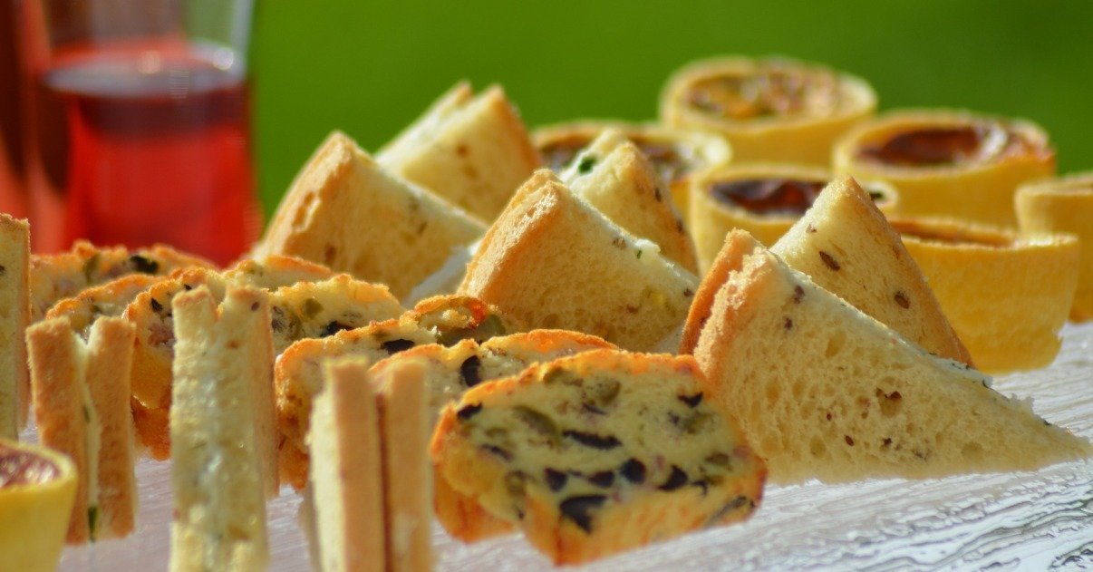 Milano, bar serve aperitivo senza gli avanzi del giorno prima - Lercio