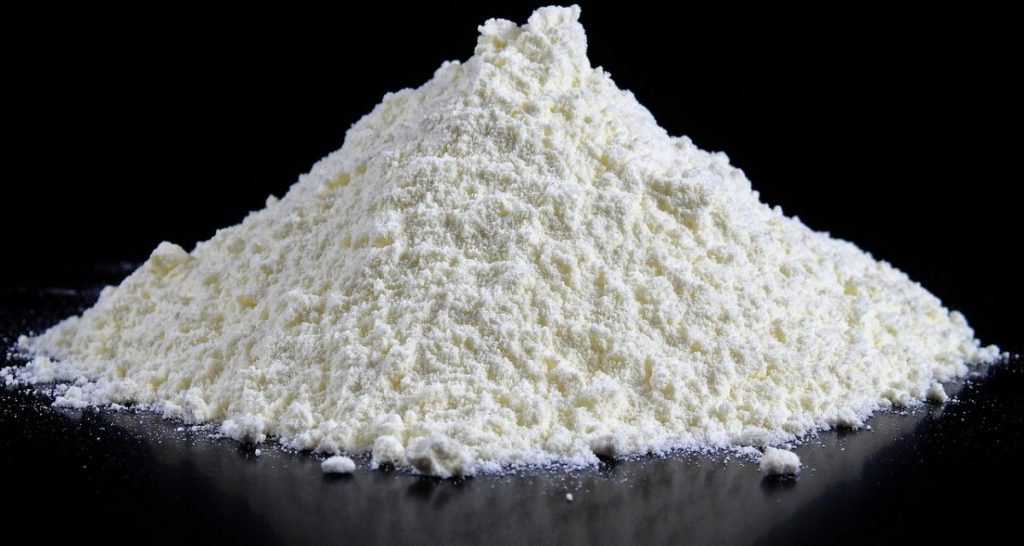 Prepararsi una pista con la tessera di Trenitalia rischia di ritardarne l’effetto - Lercio