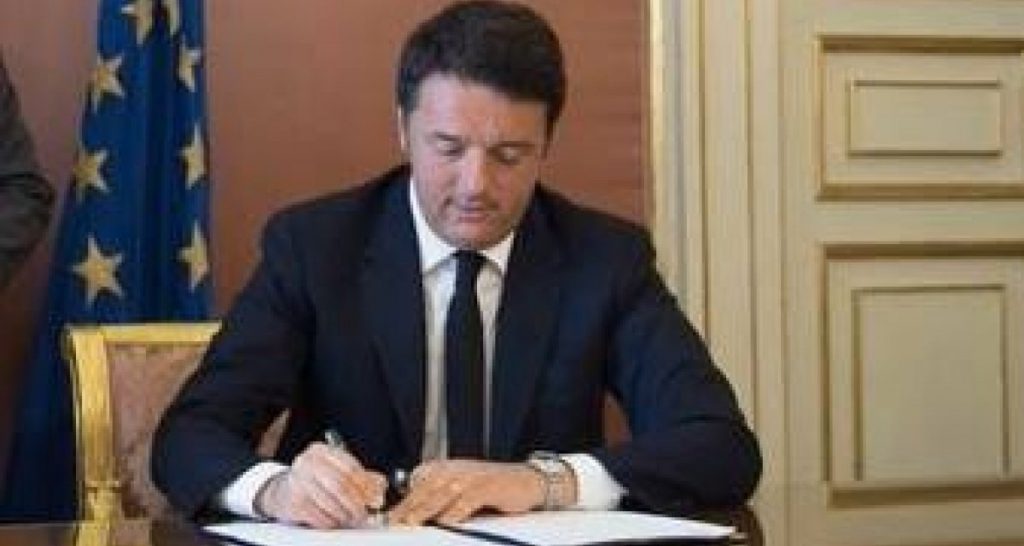 Renzi firma le dimissioni con la matita di Piero Pelù - Lercio